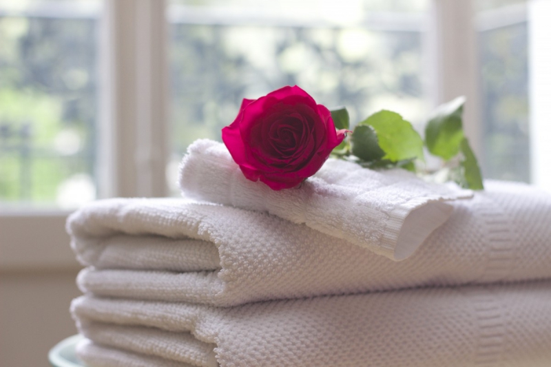 hotel-BEAUSOLEIL-min_towel_rose_clean_care_salon_spa_white_bath-731641